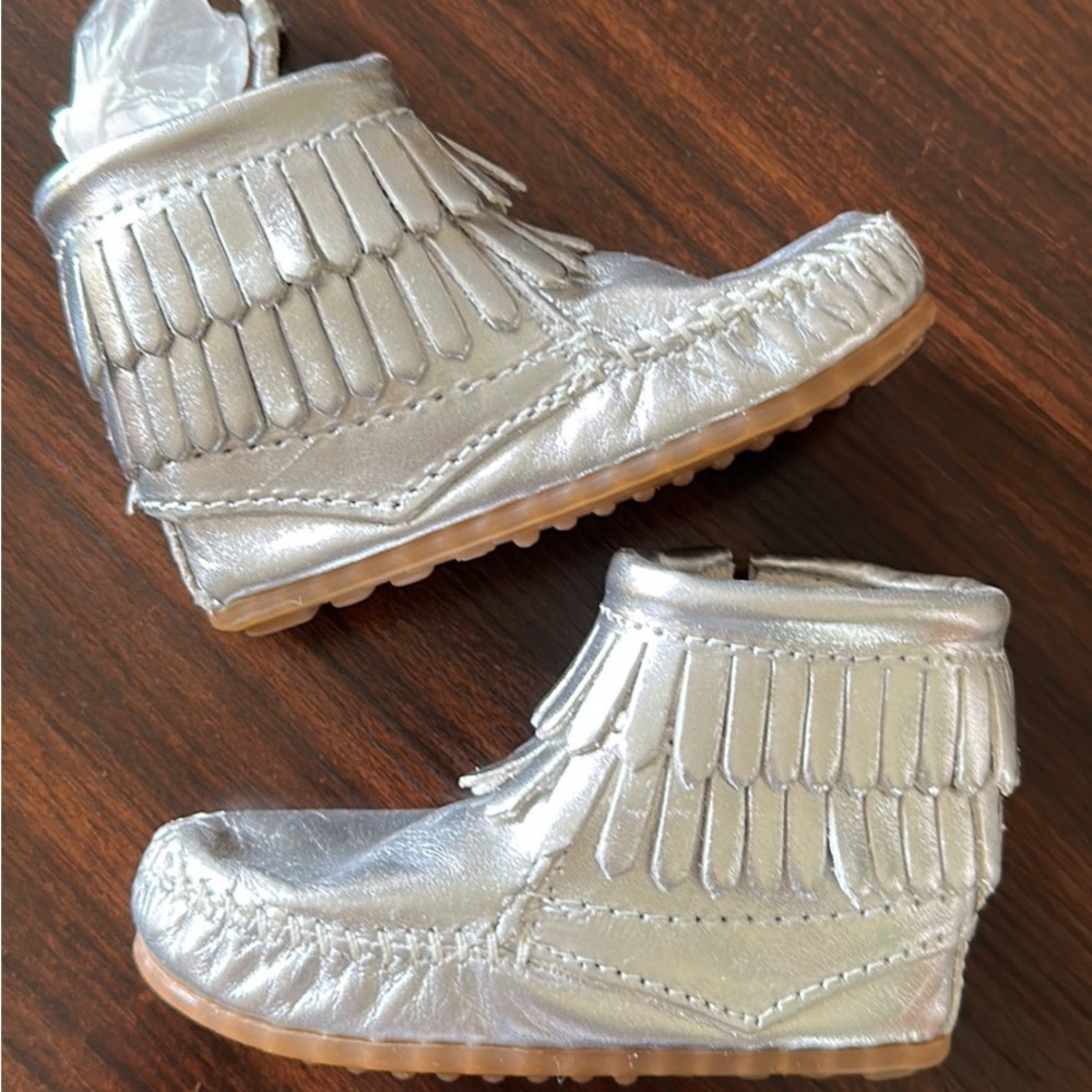 NEW Girls Toddler size 5 Minnetonka silver fringe booties leather